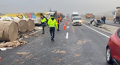 Yaban hayvanı kazaya yol açtı: Devrilen tırın üzerindeki demir plaka başka bir tıra çarptı