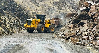 Yağış sonrası kopan kaya parçaları yolu ulaşıma kapattı