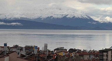 Yağışlar Anamas'ın zirvesini beyazlattı