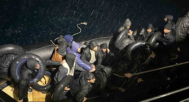 Yağmurun altında denizde sürüklenen göçmenlere sahil güvenlik yetişti