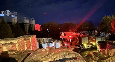 Yalıtım fabrikasında yangın: 16 kişi dumandan etkilendi