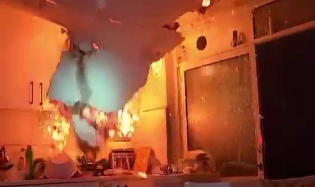 Yangında tavan çöktü, itfaiye ekipleri ölümden döndü... O anlar kameraya yansıdı