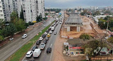 Yapımı devam eden köprülü kavşak inşaatı pideciye takıldı