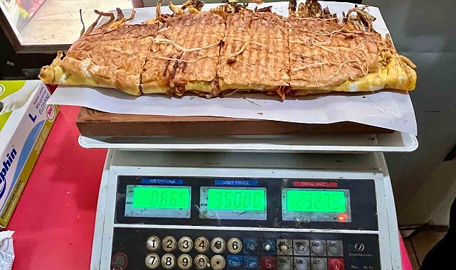 Yarım kiloluk dev tost, 600 liraya satılıyor