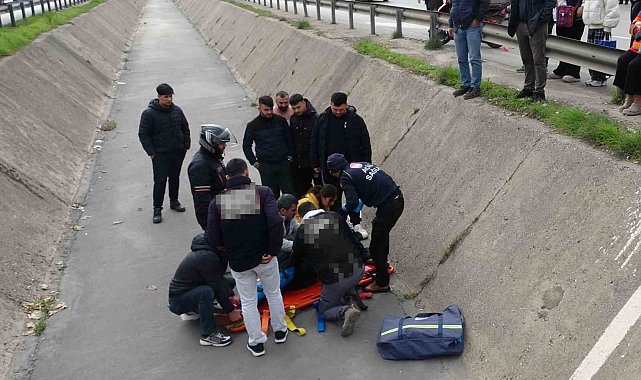 Yayaya yol veren motosikletli arkasından gelen otomobilin çarpmasıyla kanala uçtu