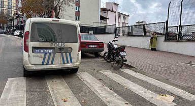 Yayaya yol verirken, arkadan motosiklet çarptı