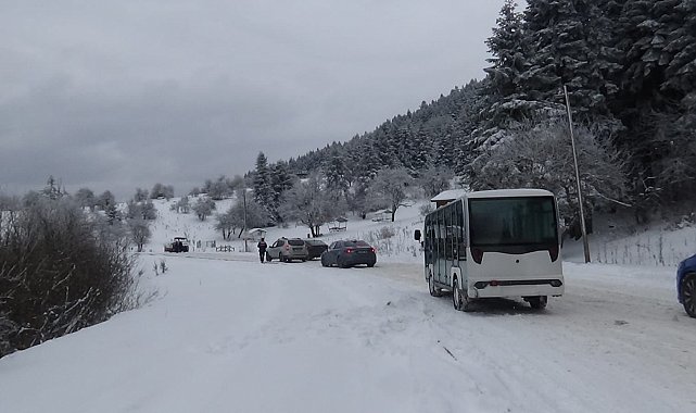 Yedigöller Milli Parkı yolu buzlanma nedeniyle ulaşıma kapatıldı
