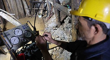 Yerin 700 metre altında zorlu mücadele: Karanlıklar içinde hem kendilerinin hem de ülkenin geleceği için mesai yapıyorlar