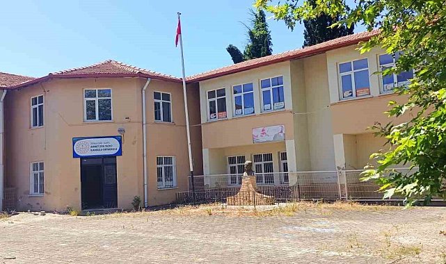 Yıllar önce kapısına kilit vurulan İlk ve Ortaokulu yıkılıyor