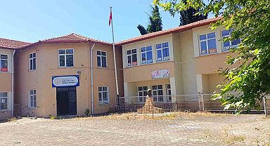 Yıllar önce kapısına kilit vurulan İlk ve Ortaokulu yıkılıyor