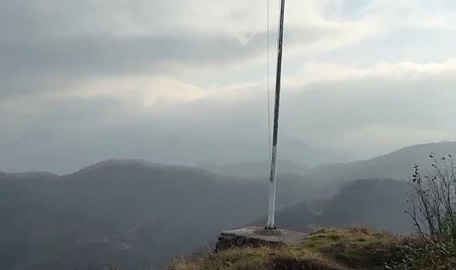 Yıpranan bayrak değiştirilmeyi bekliyor