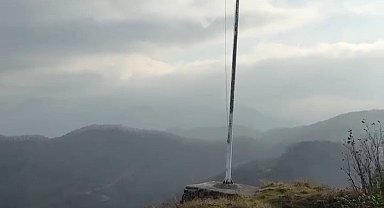 Yıpranan bayrak değiştirilmeyi bekliyor