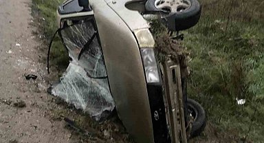 Yoğun sis beraberinde kaza getirdi: Devrilen otomobil sürücüsü yaralandı