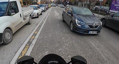 Yoğun trafikte ters yöne giren sürücü tehlikeye davetiye çıkardı