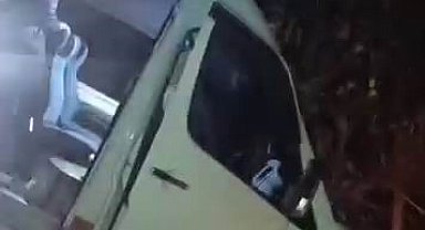 Yolcu minibüsü şarampolde asılı kaldı, faciadan dönüldü