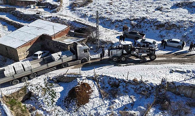 Yolda mahsur kalan tır, ekipler tarafından kurtarıldı