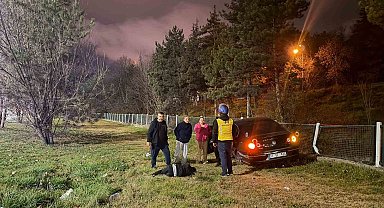 Yoldan çıkan araç su kanalının korkuluklarına çarptı