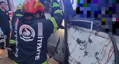 Yoldan çıkan sürücü seyir halindeki tıra çarptı