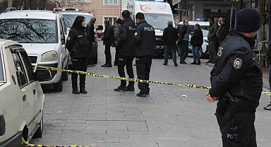 Yoldan geçenleri bıçakladı: 1'i ağır 3 yaralı