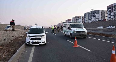 Yolun karşı tarafına geçmek isterken 2 aracın çarptığı adam hayatını kaybetti