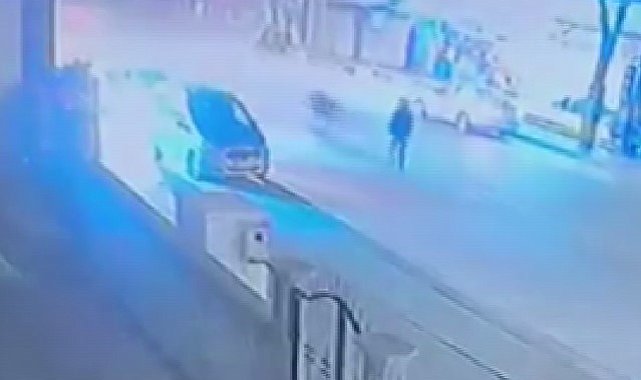 Yolun karşısına geçmek isteyen çocuğa motosiklet çarptı... O anlar kamerada