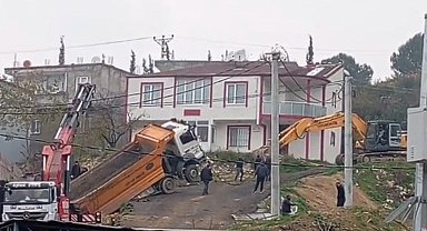 Yük boşaltan kamyon askıda kaldı