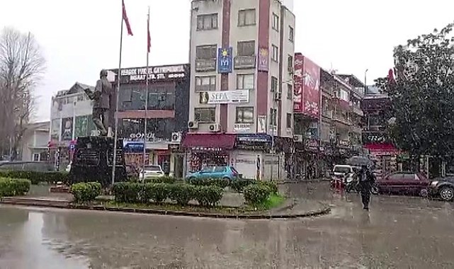 Yüksek kesimlerde 20 santimetreye ulaşan kar, ilçe merkezinde de yağmaya başladı