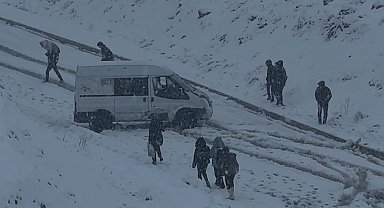 Yüksekova yoğun kara teslim oldu