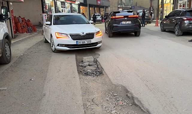 Yüksekova'da doğal gaz kazılarından dolayı yollar kullanılmaz hale geldi
