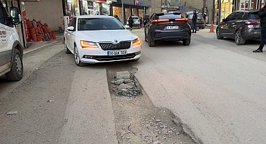 Yüksekova'da doğal gaz kazılarından dolayı yollar kullanılmaz hale geldi