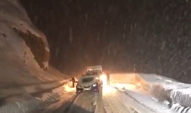 Yüksekova'da kar ve tipi ulaşımı aksattı: Fırtınaya rağmen namazını kıldı