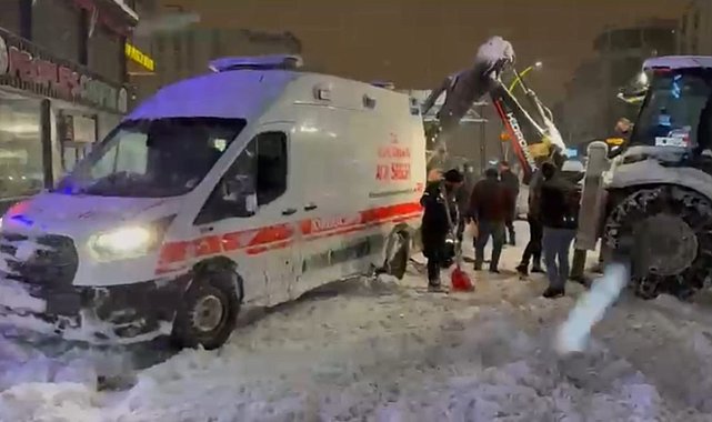Yüksekova'da kara saplanan ambulansın imdadına karla mücadele ekipleri yetişti