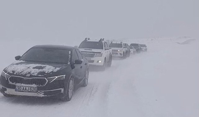 Yüksekova'da tipi ve fırtına nedeniyle 50 araç mahsur kaldı