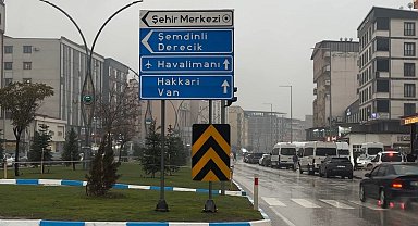 Yüksekova'da yoğun yağışlar uçak seferlerini durdurdu