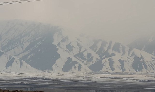 Yüksekova'nın etrafını çevreleyen dağlar beyaza büründü