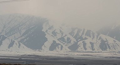 Yüksekova'nın etrafını çevreleyen dağlar beyaza büründü