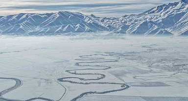 Yüksekova'nın kar altındaki menderesleri hayran bırakıyor