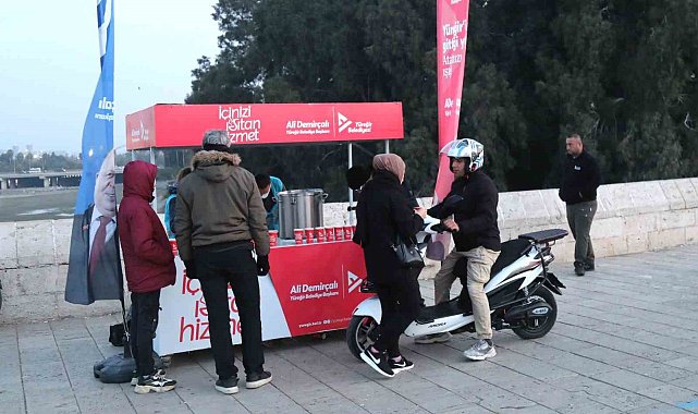 Yüreğir Belediyesi'nden vatandaşa sıcak çorba ikramı
