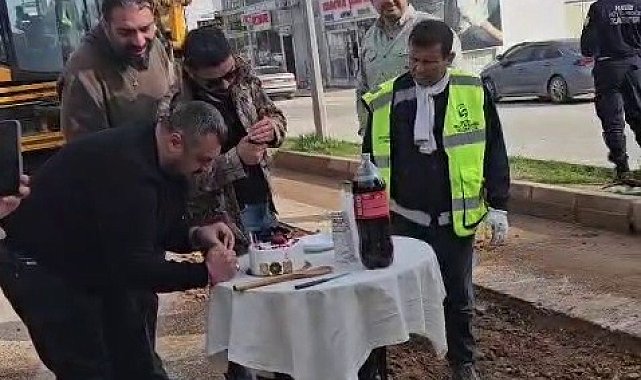 Yürek ısıtan görüntü; gece gündüz mesai yapan belediye personeline pasta kesip, mum üflettiler