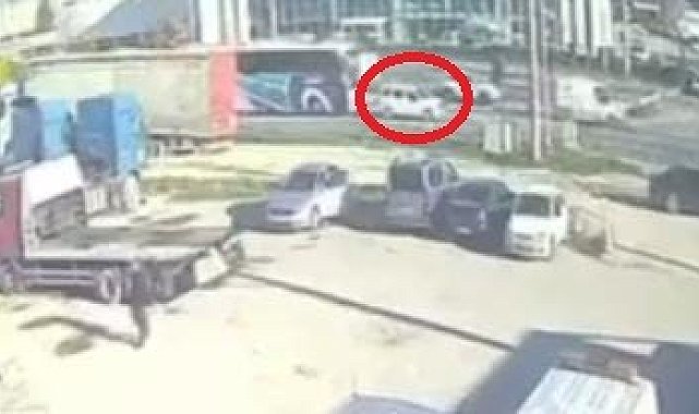 Yürekler ağza geldi, yolcu otobüsü otomobili metrelerce savurdu