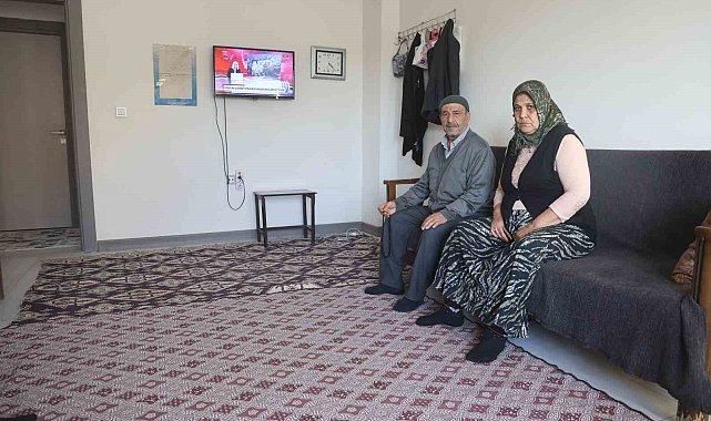 Yuvasına kavuşan depremzede vatandaş, "Bakanımız Murat Kurum gibi şantiye şefine can kurban"