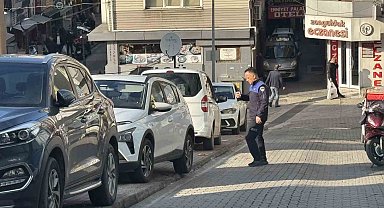 Zabıtadan kaldırım işgali yapan sürücülere ceza