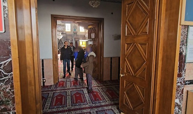 Zabıtayı gören dilenciler camiye kaçıp cemaatin arasına karıştı