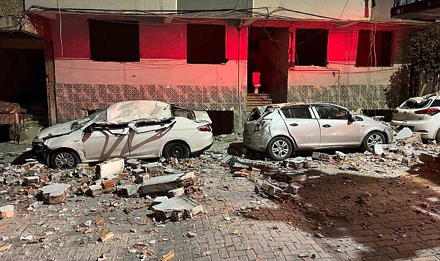 Zeytinburnu'nda binanın çatısından kopan parçalar araçları hurdaya çevirdi