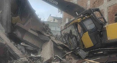 Zeytinburnu'nda yıkım sırasında beton parçaları iş makinesinin üzerine düştü: Operatör yaralandı