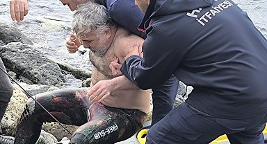 Zıpkın bacağına saplandı, ayağında zıpkınla hastaneye götürüldü