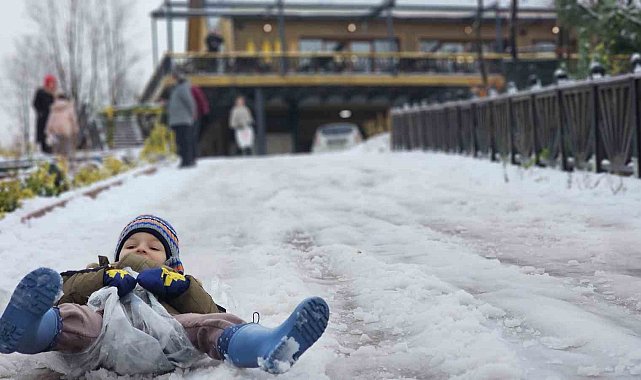 Zonguldak'ta çocuklar karda kayarak eğlendi