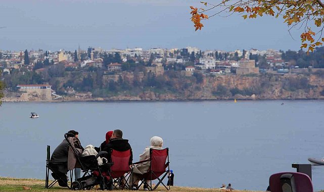 14 ilde 'sarı kod' uyarısı verilirken, Antalya'da bahar havası yaşandı