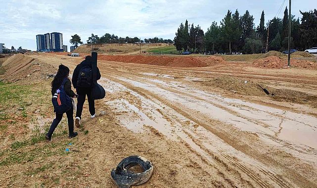 15 yıllık Çukurova Güzel Sanatlar Lisesi çamura teslim