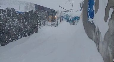 2 bin 300 rakımda zorlu karla mücadele çalışması